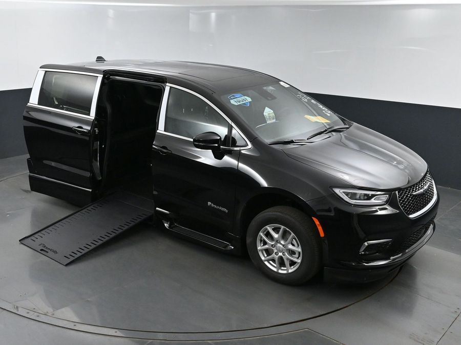 New 2025 Chrysler Pacifica Select Plus - BraunAbility Side Entry Entry In Floor Automatic Ramp