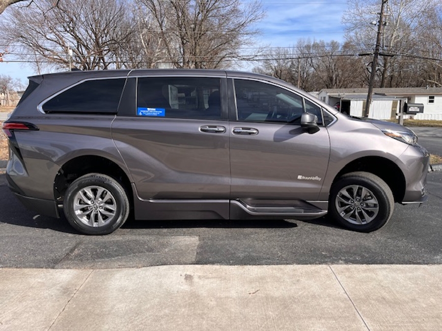 Used 2022 Toyota Sienna Hybrid XLE Base - BraunAbility Side Entry Entry Fold Out Automatic Ramp