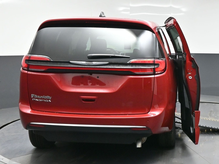 New 2026 Chrysler Pacifica Select Plus - BraunAbility Side Entry In Floor Automatic Ramp
