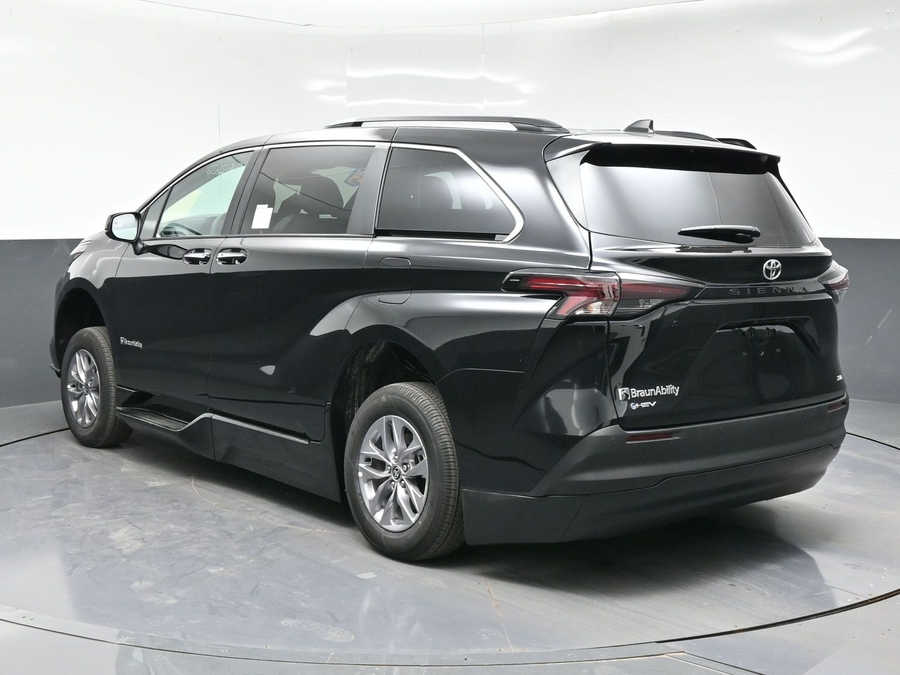 Black Toyota Sienna image number 4
