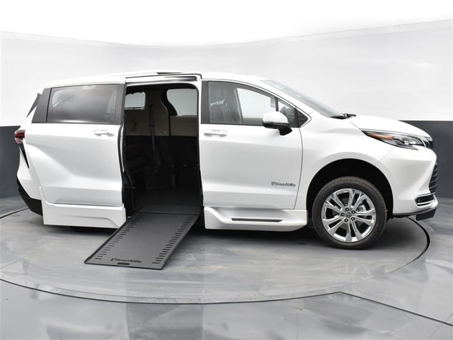 New 2025 Toyota Sienna Hybrid Platinum - BraunAbility Side Entry Entry Fold Out Automatic Ramp