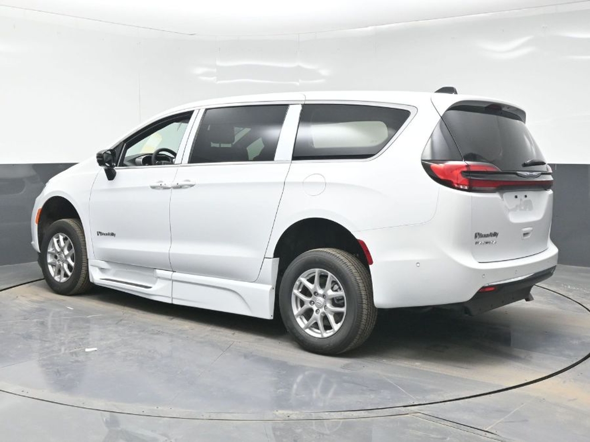 White Chrysler Pacifica image number 3