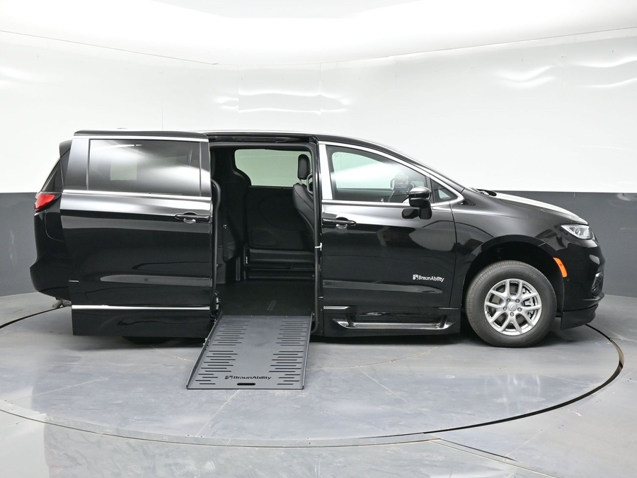 New 2026 Chrysler Pacifica Select Safety - BraunAbility Side Entry Fold Out Automatic Ramp