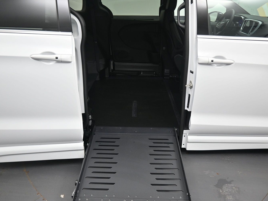 White Chrysler Pacifica image number 10