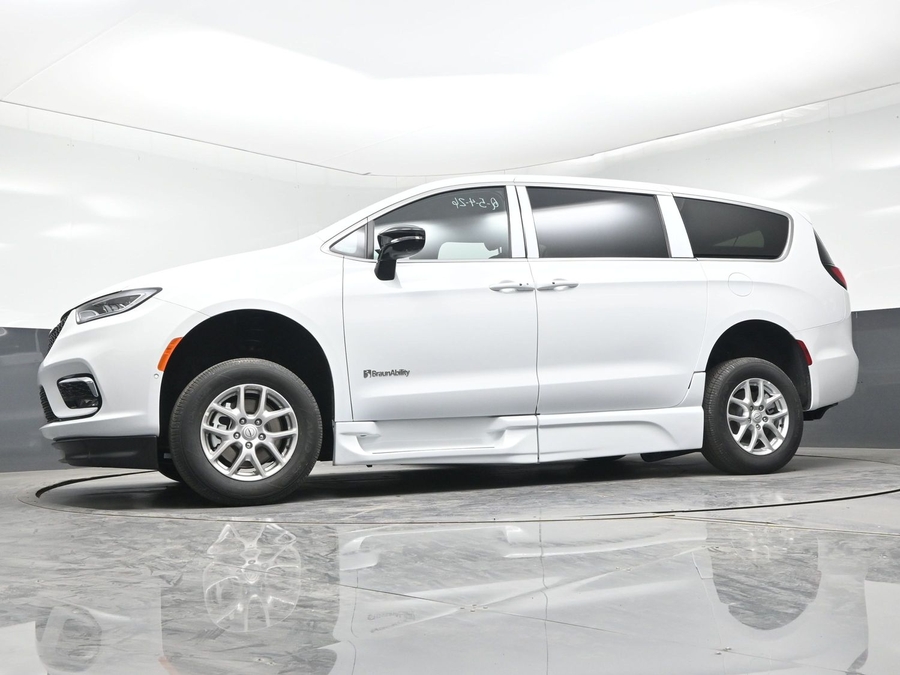 White Chrysler Pacifica image number 15