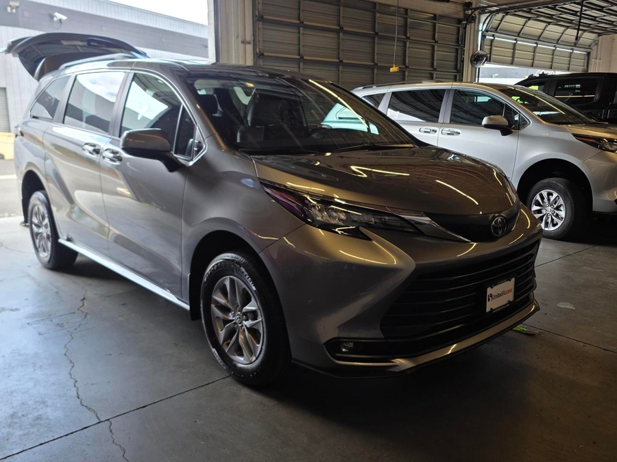 New 2026 Toyota Sienna Hybrid XLE - Freedom Rear Entry Entry Fold Out Automatic Ramp