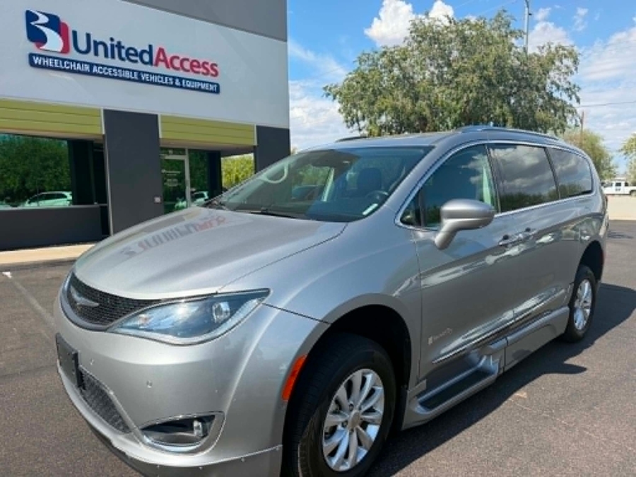 Used 2018 Chrysler Pacifica Touring L Plus - BraunAbility Side Entry In Floor Automatic Ramp