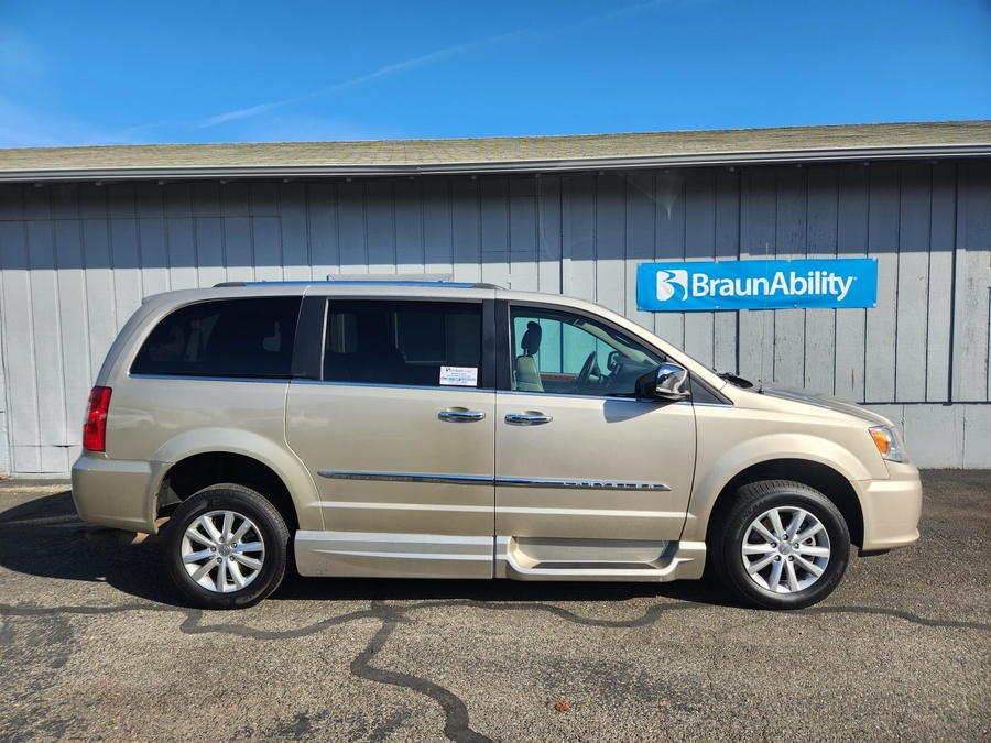 Used 2015 Chrysler Town and Country Limited Platinum - VMI Side Entry In Floor Automatic Ramp
