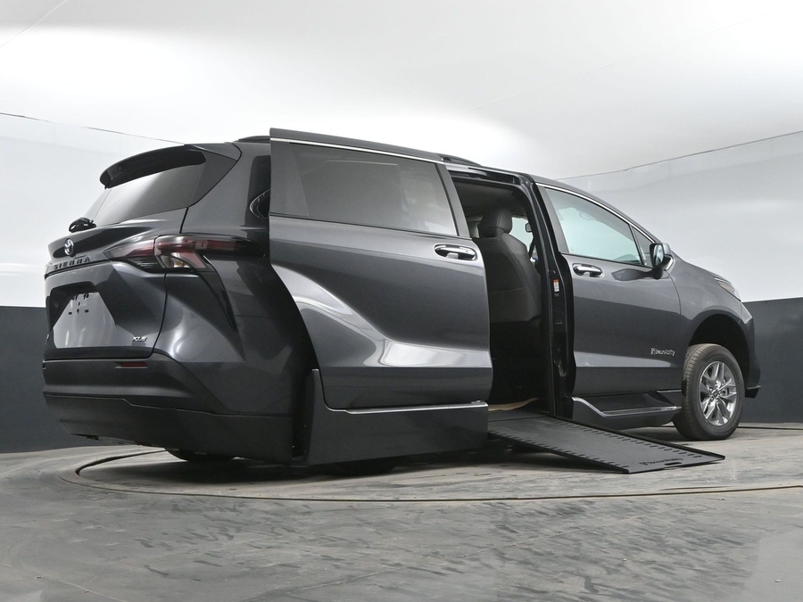New 2025 Toyota Sienna Hybrid XLE Plus - BraunAbility Side Entry Entry In Floor Automatic Ramp