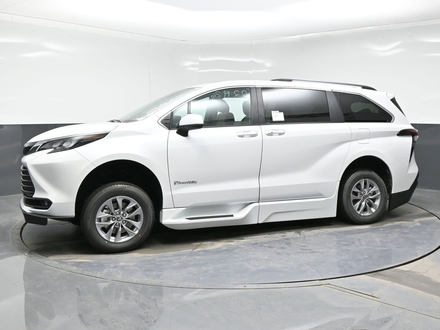 New 2026 Toyota Sienna Hybrid XLE Add - BraunAbility Side Entry Entry In Floor Automatic Ramp