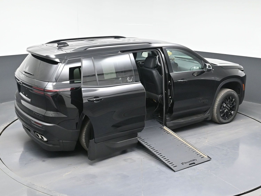 New 2025 Chevrolet Traverse 1LT Midnight - BraunAbility Side Entry Entry In Floor Automatic Ramp
