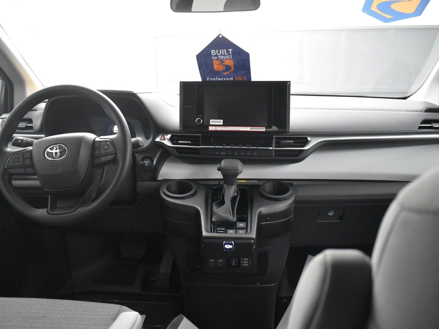 New 2025 Toyota Sienna Hybrid LE - BraunAbility Side Entry Entry Fold Out Automatic Ramp