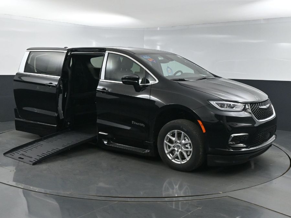 Black Chrysler Pacifica image number 1