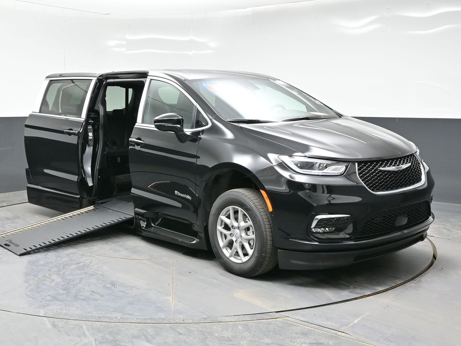 New 2026 Chrysler Pacifica Select Plus - BraunAbility Side Entry Entry In Floor Automatic Ramp