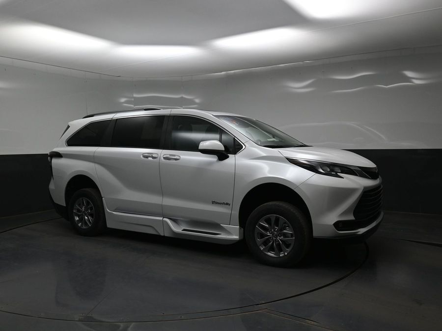 White Toyota Sienna image number 14