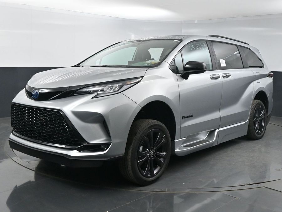 New 2025 Toyota Sienna Hybrid XSE Sport - BraunAbility Side Entry Entry Fold Out Automatic Ramp