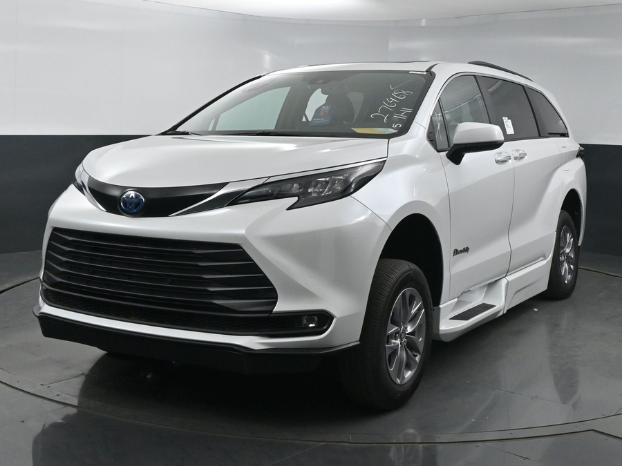 New 2025 Toyota Sienna Hybrid XLE Plus - BraunAbility Side Entry Entry In Floor Automatic Ramp