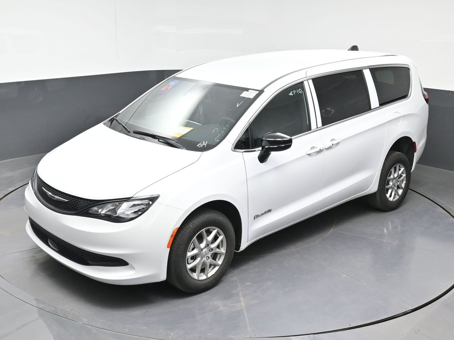 White Chrysler Voyager image number 10