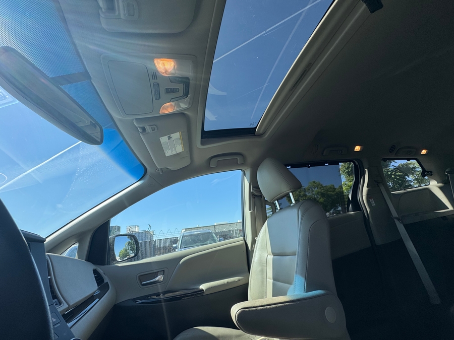  Toyota Sienna image number 6