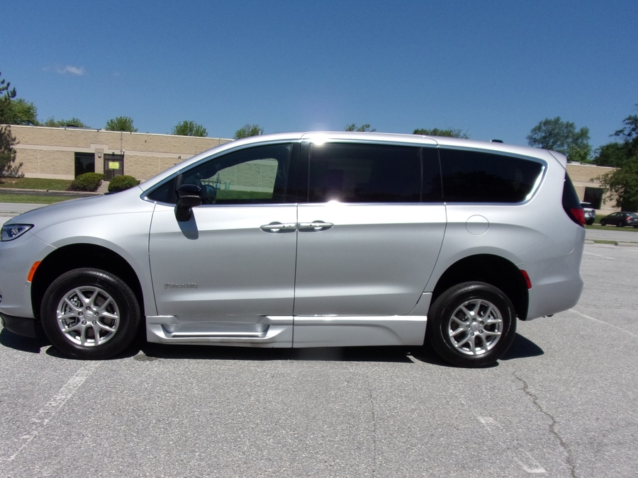 Silver Chrysler Pacifica image number 3