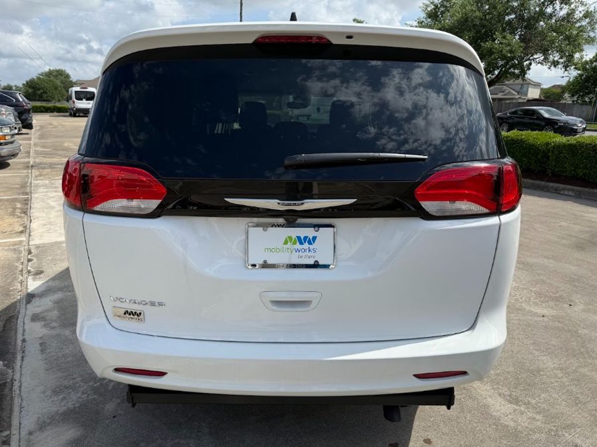 2024 CHRYSLER VOYAGER - Image 4