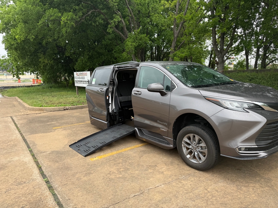 Used 2021 Toyota Sienna Hybrid XLE - BraunAbility Side Entry Entry Fold Out Automatic Ramp