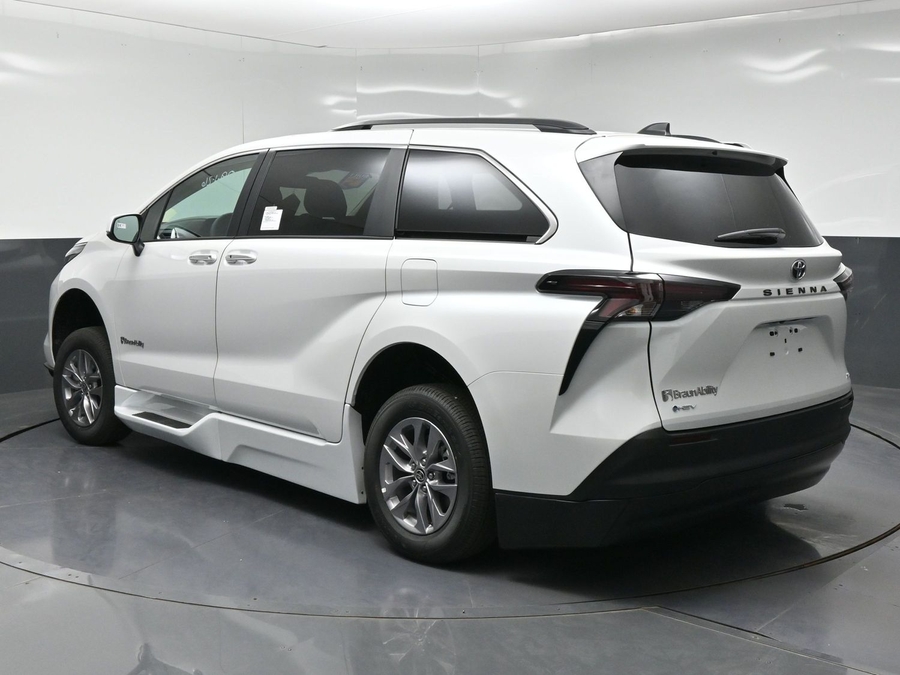 New 2026 Toyota Sienna Hybrid XLE Base - BraunAbility Side Entry Fold Out Automatic Ramp