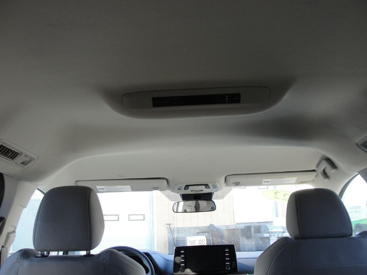 White Toyota Sienna image number 12