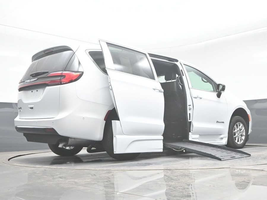 New 2025 Chrysler Pacifica Select Safety - BraunAbility Side Entry Entry Fold Out Automatic Ramp