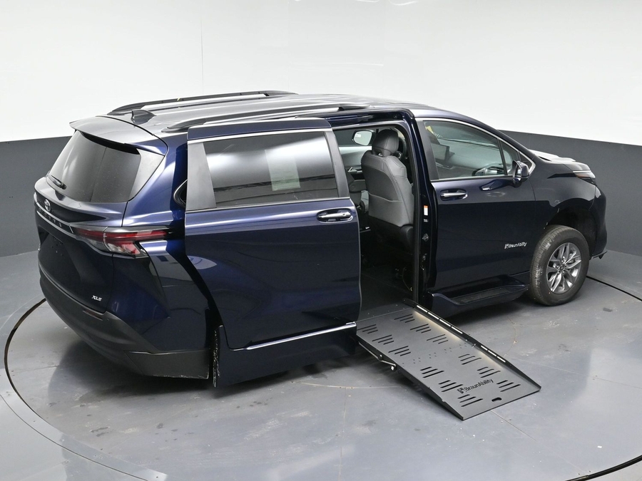 Blue Toyota Sienna image number 20