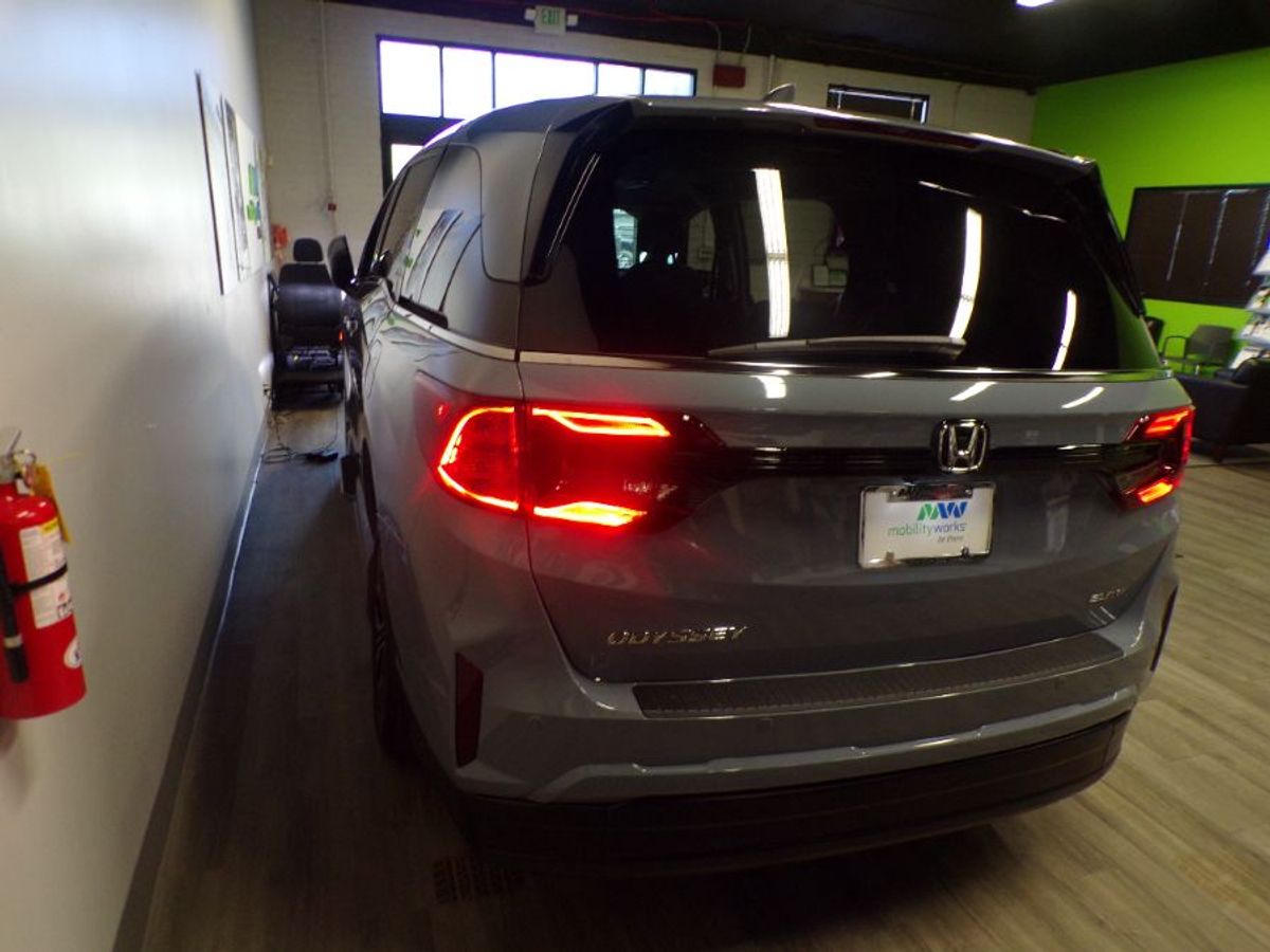 Grey Honda Odyssey image number 3
