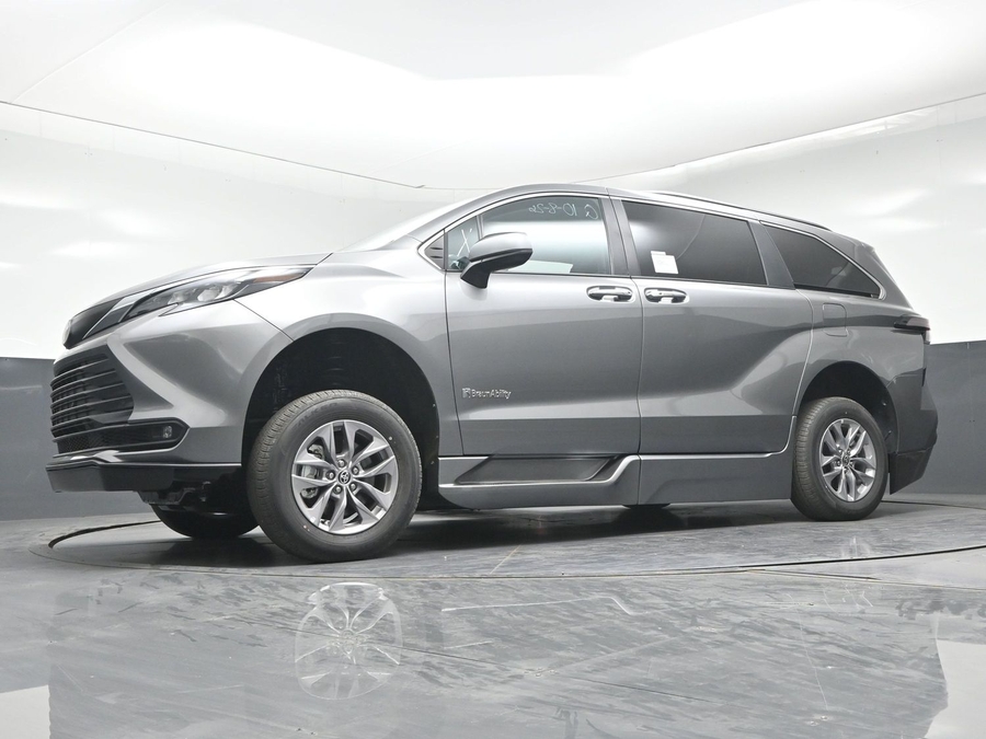 New 2026 Toyota Sienna Hybrid XLE Add - BraunAbility Side Entry Fold Out Automatic Ramp