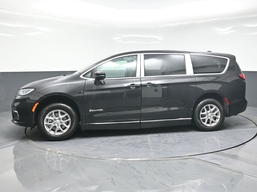 Black Chrysler Pacifica image number 6