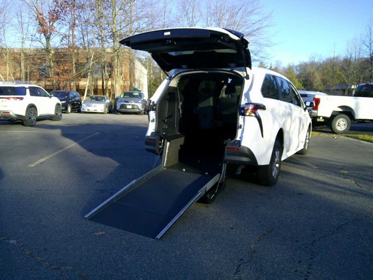 2025 TOYOTA SIENNA - Image 1