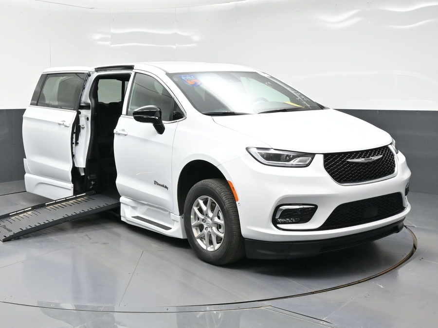 2026 Chrysler Pacifica Select's photo