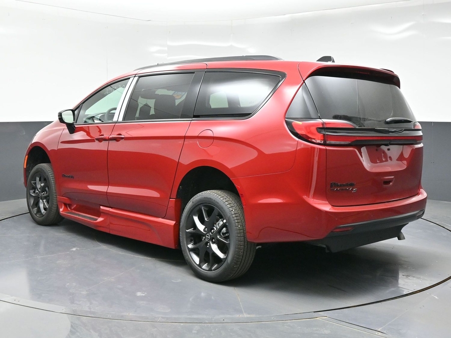 New 2026 Chrysler Pacifica Select Sport - BraunAbility Side Entry Entry In Floor Automatic Ramp