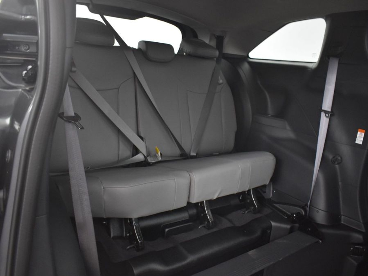 Grey Toyota Sienna image number 7