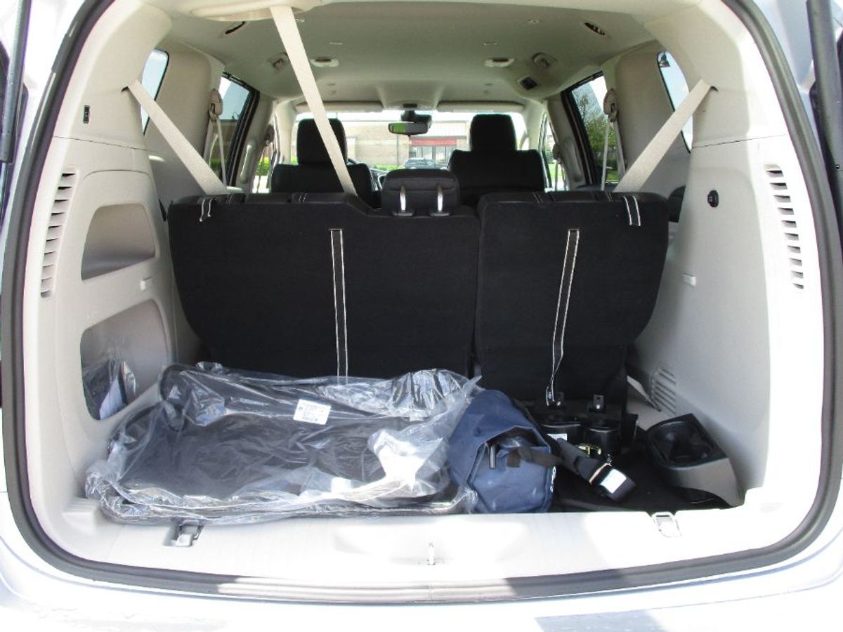 Silver Chrysler Pacifica image number 7