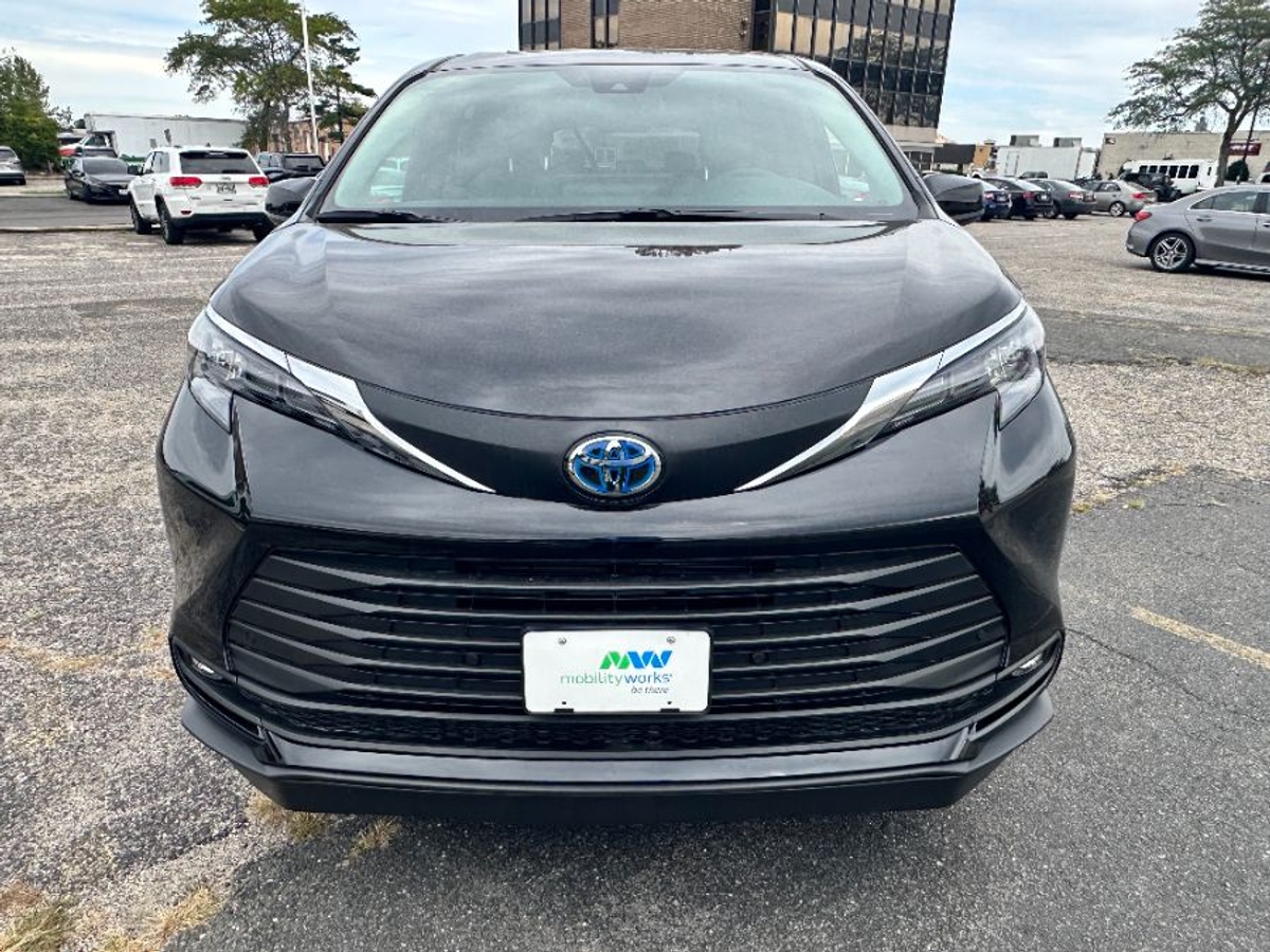 2025 TOYOTA SIENNA - Image 2