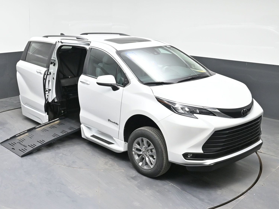 New 2026 Toyota Sienna Hybrid XLE Plus - BraunAbility Side Entry Entry Fold Out Automatic Ramp