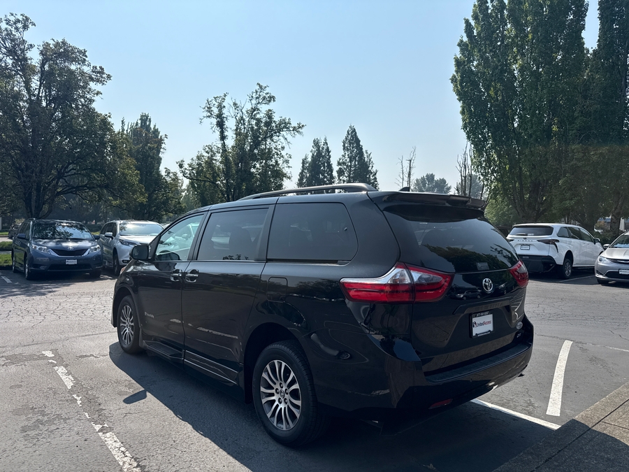 Used 2020 Toyota Sienna XLE Premium - BraunAbility Side Entry In Floor Automatic Ramp
