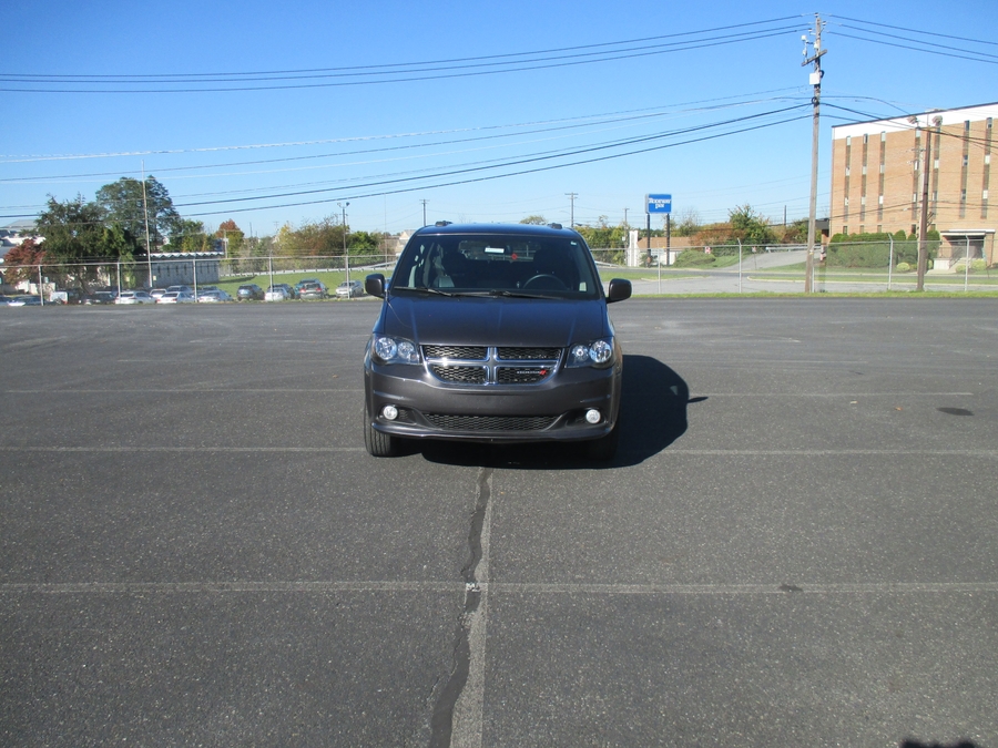 Grey Dodge Grand Caravan image number 19