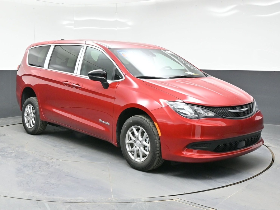 Red Chrysler Voyager image number 14