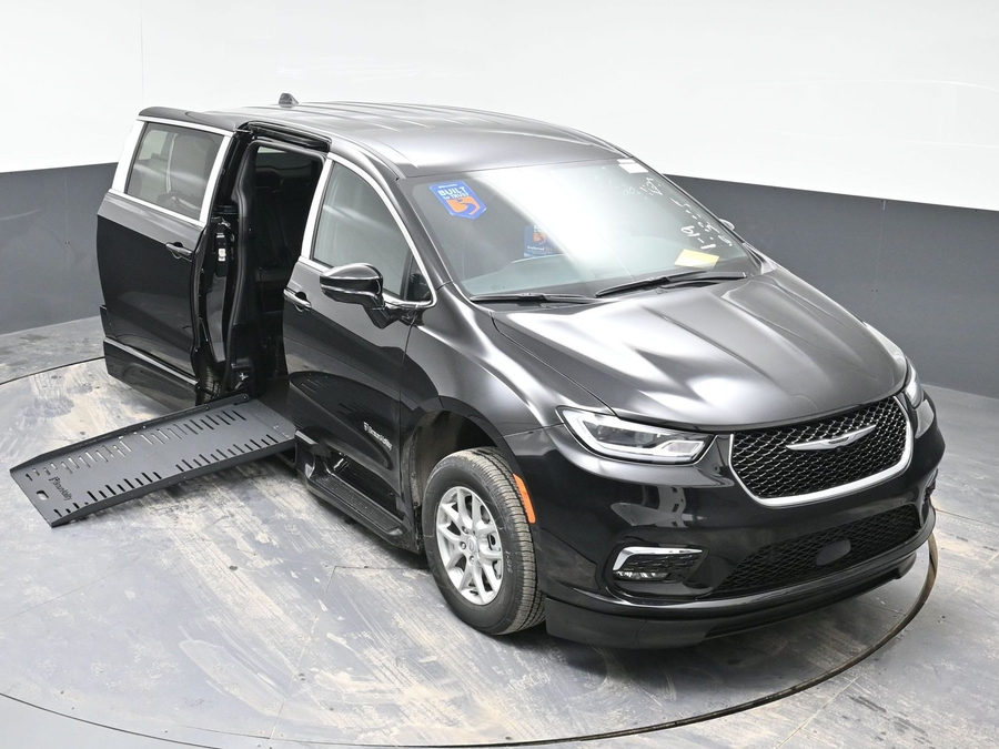 Black Chrysler Pacifica image number 22