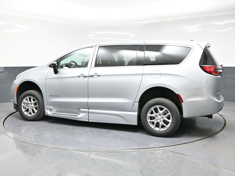 New 2026 Chrysler Pacifica Select Safety - BraunAbility Side Entry Entry In Floor Automatic Ramp