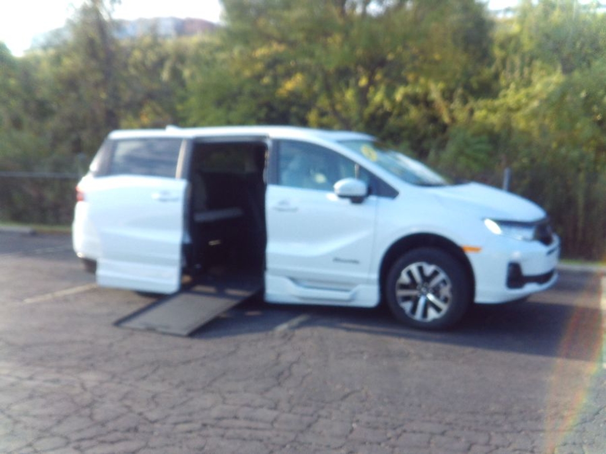 White Honda Odyssey image number 20