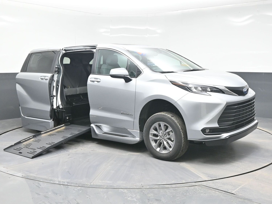 2025 Toyota Sienna XLE's photo