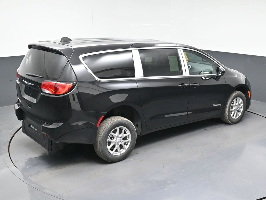 Black Chrysler Voyager image number 20