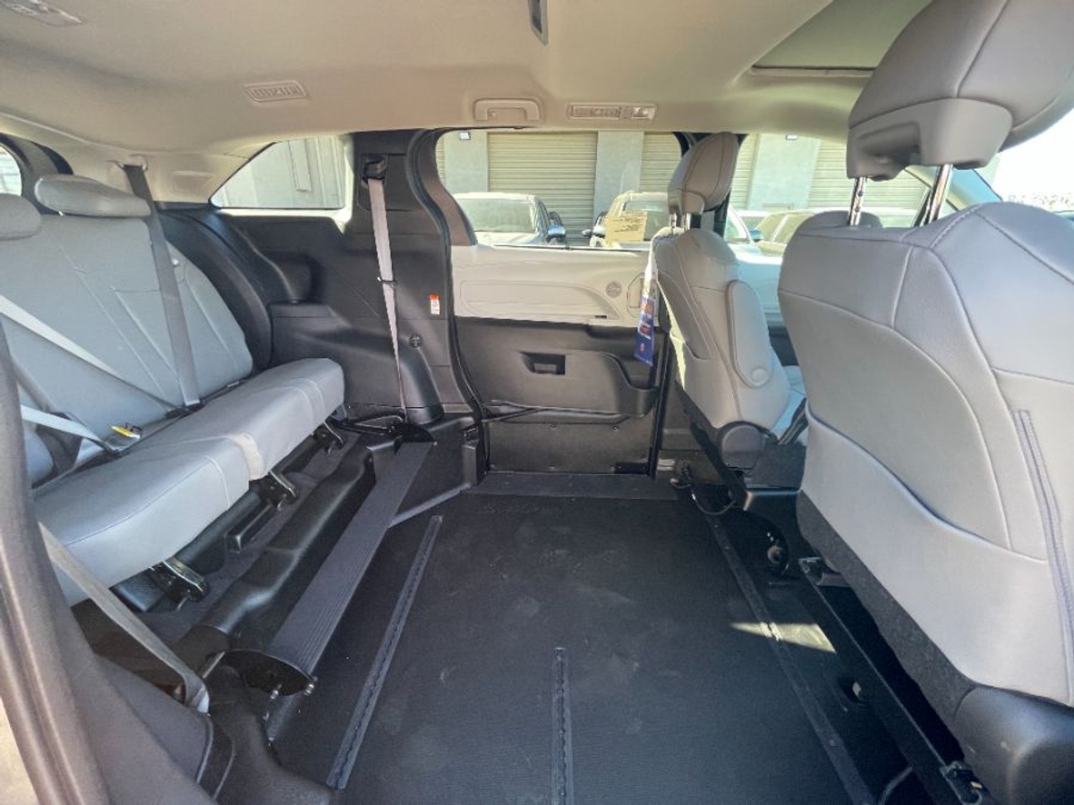 2025 TOYOTA SIENNA - Image 6