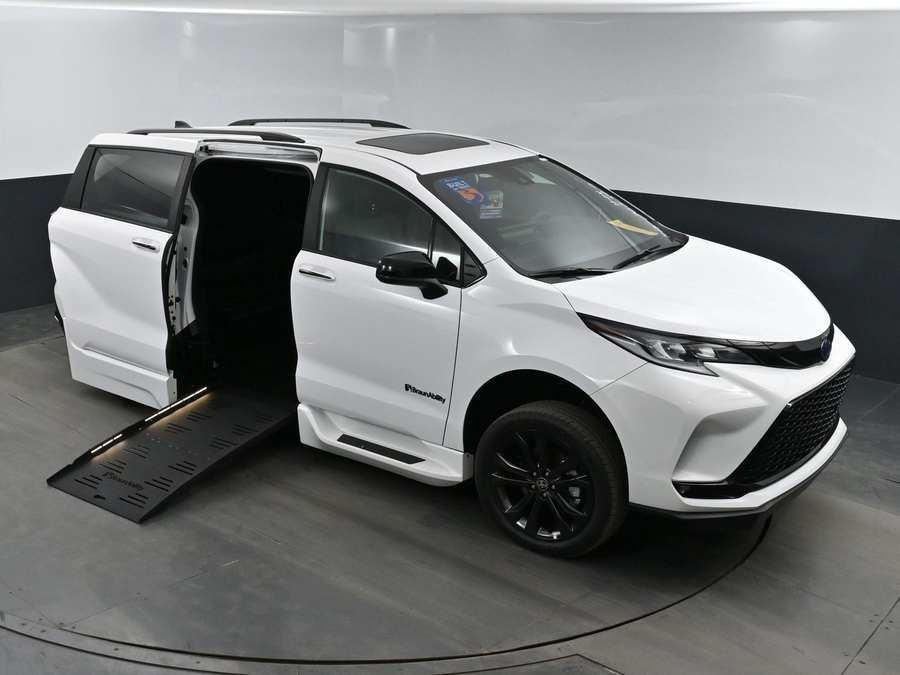 New 2025 Toyota Sienna Hybrid XSE Sport - BraunAbility Side Entry Entry Fold Out Automatic Ramp